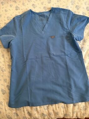 Figs Men’s V-Neck Scrub Top in Blue
